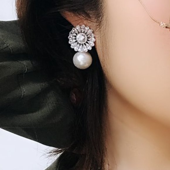 "Flower Design Drop Tear Shape Inlaid Crystal Pearl Earring, GPMB1760 - Picture 2 of 6